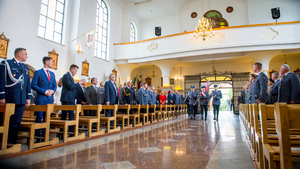 poczet sztandarowy wchodzi do kościoła. Szerokie ujęcie wnętrza