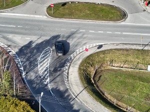 Skrzyżowanie drogi z poruszającym się po nim pojazdem.