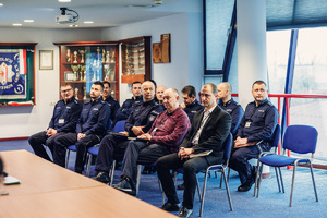 Kadra kierownicza Komendy Powiatowej Policji w Gorlicach na auli słuch a wypowiedzi komendanta.