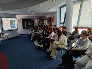 Młodzież na auli Komendy Powiatowej Policji w Gorlicach słucha prelekcji zachęcającej do wstąpienia do służby w Policji.