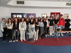 Młodzież z gorlickiego liceum na auli Komendy Powiatowej Policji w Gorlicach.