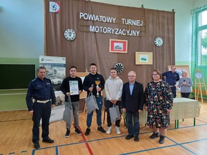 Zwycięzcy turnieju motoryzacyjnego razem z opiekunem i policjantem.