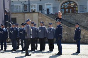 Dowódca uroczystości składa meldunek Zastępcy Komendanta Wojewódzkiego Policji w Krakowie.