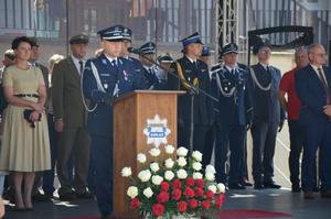 Komendant Powiatowy Policji w Gorlicach przemawia do zebranych na rynku w Gorlicach