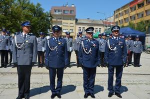 Odznaczeni policjanci. W tle pododdział Policji.