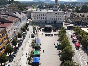 Rynek w Gorlicach i miejsce uroczystości święta policji ze stojącym pododdziałem Policji widziane z góry