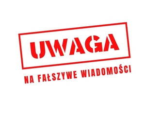 Na zdjęciu widać napis. Uwaga na fałszywe wiadomości.