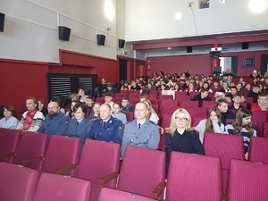 Na sali siedzi kilkadziesiąt osób, włącznie z przedstawicielami Policji.