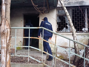 Dwóch policjantów wchodzi do pustostanu.