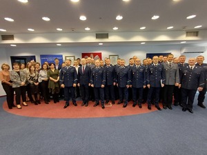 Na auli stoją wszyscy policjanci i pracownicy policji.