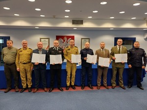 Przedstawiciele służb i instytucji powiatu gorlickiego stoją z podpisanym apelem.