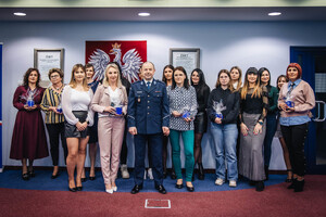 Komendant Powiatowy Policji w Gorlicach wraz z paniami pracującymi w KPP Gorlice.