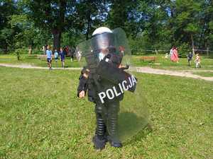 Chłopiec ubrany w strój ochronny policjanta.