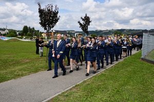 Orkiestra maszeruje na miejsce uroczystości.