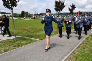 Pododdział policjantów z dowódca maszeruje na miejsce uroczystości.