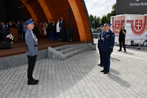 Dowódca uroczystości składa meldunek  komendantowi wojewódzkiemu policji.