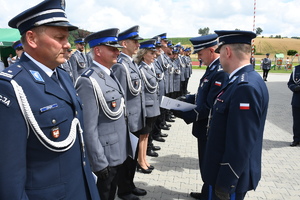 Komendant Wojewódzki i Powiatowy wręczają akty mianowania na wyższe stopnie służbowe policjantom stojącym w szyku