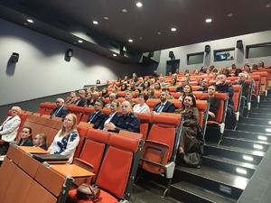 Uczestnicy konferencji siedzący na auli.