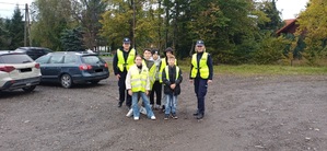 Dwie policjantki stoją z grupką dzieci.