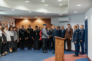 Dowódca uroczystości wita się z komendantem wojewódzkim. W tle zaproszeni goście.