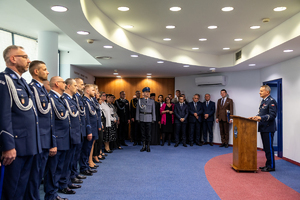 Komendant wojewódzki przemawia do stojących na przeciw policjantów i gości.