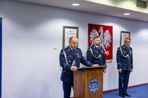 Do zebranych na auli przemawia komendant zdjący stanowisko.