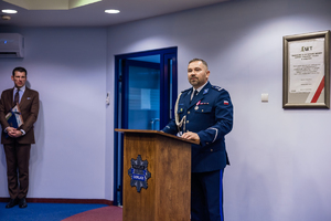 Przemawia nowy komendant powiatowy w Gorlicach.