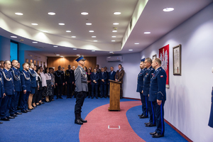 Dowódca uroczystości składa meldunek komendantowi wojewódzkiemu o zakończeniu uroczystości.