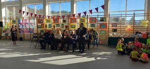 Zaproszeni goście słuchają wystąpienia starosty gorlickiego.