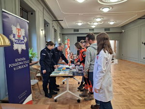 Policjanci i uczestnicy WOŚP przy stoisku profilaktycznym Policji.