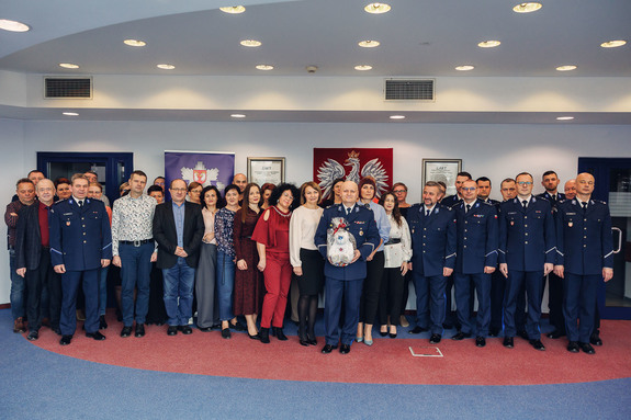 Komendant wraz z kadrą kierowniczą i pracownikami Policji.