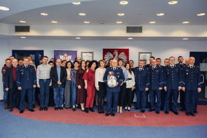 Komendant wraz z kadrą kierowniczą i pracownikami Policji.