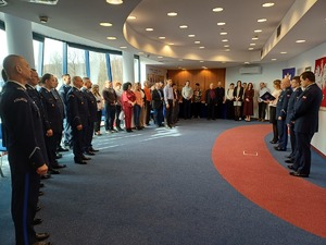 Pracownicy Policji wraz z komendantem i kadrą kierownicza jednostki na auli.