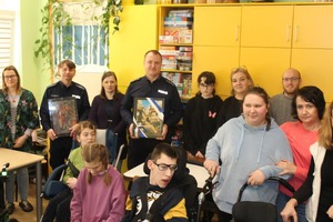 Dwóch policjantów i uczestnicy spotkania.