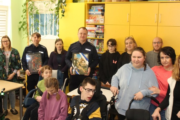 Dwóch policjantów i uczestnicy spotkania.