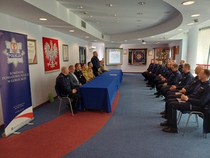Na auli komendy siedzą przedstawiciele służ i instytucji powiatu gorlickiego i kadra komendy policji.