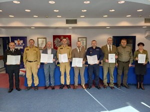 Przedstawiciele służb i instytucji powiatu gorlickiego  stoją z podpisanym apelem.