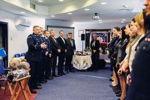 Komendant składa życzenia paniom stojącym na przeciw.