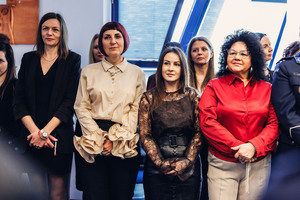 Kilka pracownic cywilnych Policji stoi obok siebie.