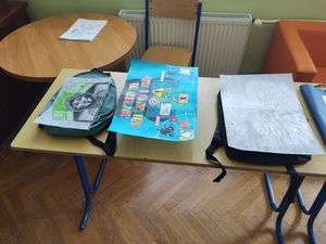 Prace plastyczne dzieci na stole.