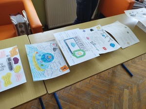 Prace plastyczne dzieci leżą na stole.