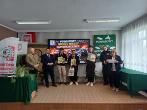 Zwycięzcy turnieju motoryzacyjnego na scenie razem z organizatorami.