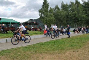 Dwóch funkcjonariusz jedzie ścieżka rowerową na rowerach służbowych