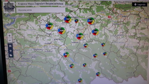 Na ekranie komputera widoczna Krajowa Mapa Zagrożeń Bezpieczeństw z obszarem powiatu gorlickiego i zaznaczonymi  ilościowa zgłoszeniami w poszczególnych rejonach powiatu.