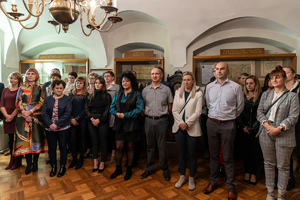 Pracownicy Służby Cywilnej słuchają wystąpienia i życzeń  skierowanych do nich przez Komendanta Powiatowego Policji w Gorlicach.