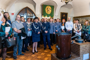 Uczestnicy uroczystości słuchają kustosz, która oprowadza po Muzeum PTTK w Gorlicach.