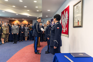 Komendant Wojewódzki  Policji w Krakowie przekazuje rozkaz o powierzeniu obowiązków nowemu komandantowi KPP Gorlice