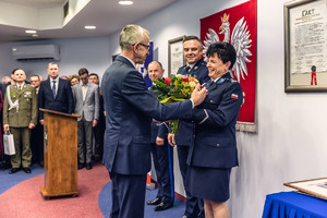 Odchodząca na emeryturę Pani Komendant przyjmuje życzenia od Pana Posła.