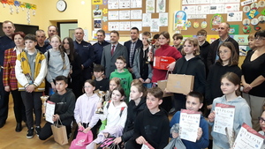 Wszyscy uczestnicy zawodów po wręczeniu nagród razem z organizatorami.