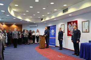 Komendant Wojewódzki Policji w Krakowie przemawia do zebranych na uroczystości. Obok stoi Komedndant Powiatowy Policji w Gorlicach i jego zastępca